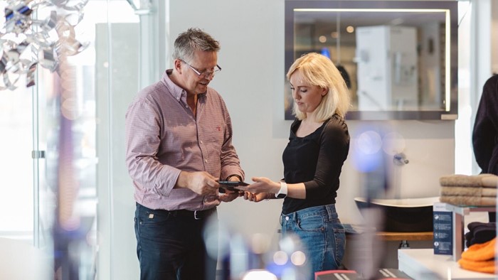 Jens Petter Zetlitz og Cathrine Zetlitz i prat i butikklokalene i Tønsberg