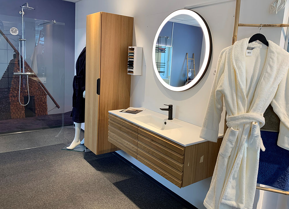 Utstilling av baderomsmøbler hos Jens Petter Zetlitz