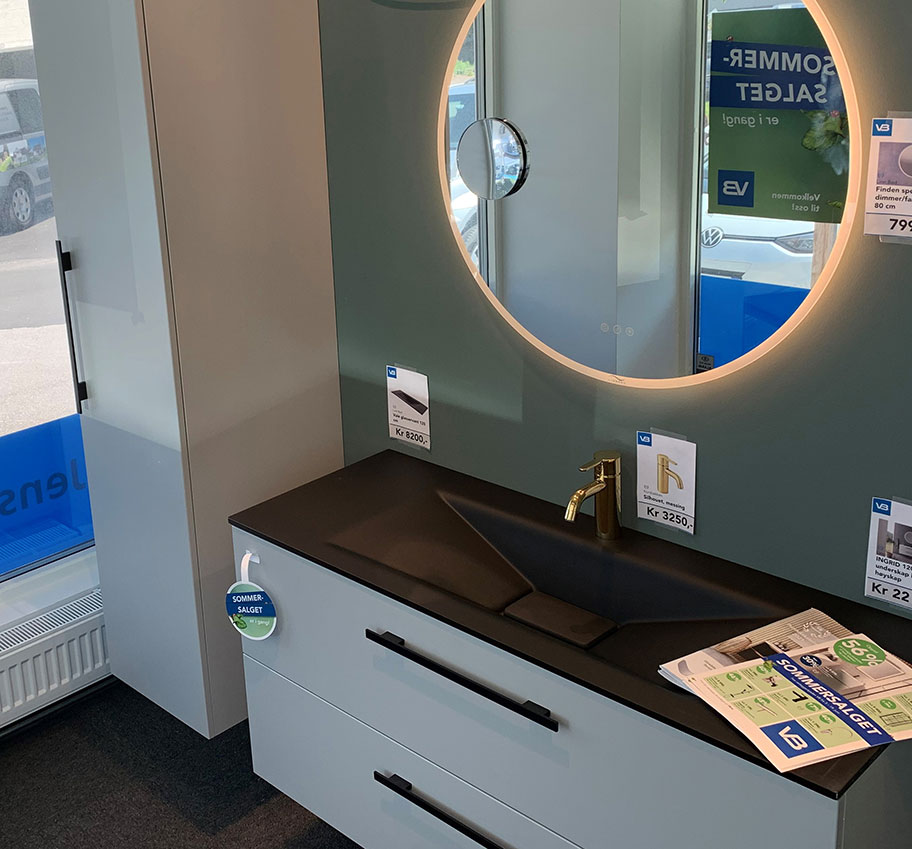 Hvitt baderomsmøbel med rundt speil hos Jens Petter Zetlitz i Tønsberg