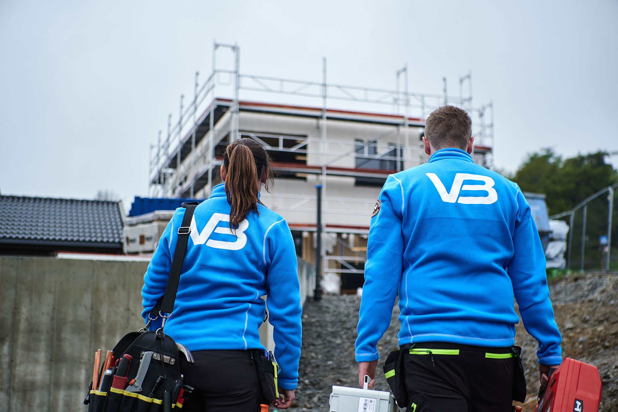 To VB-rørleggere på vei til et byggprosjekt